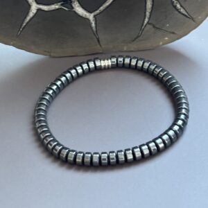 Bracelet en hématite perles boutons – bijou d’ancrage et de protection