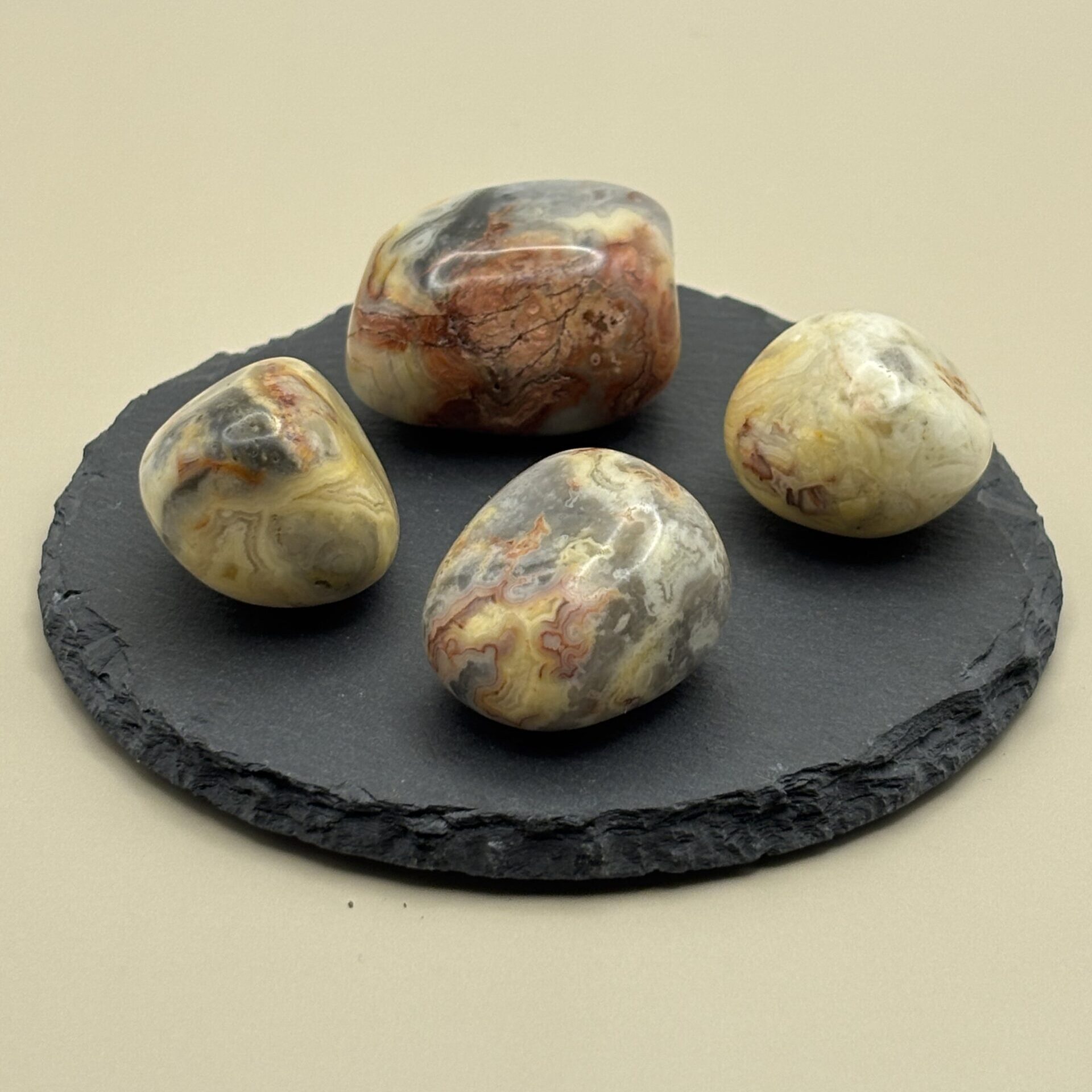 Pierre roulée en Agate Crazy Lace – bijou naturel aux motifs festifs