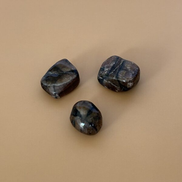 Chiastolite – pierre roulée de discernement et de clarté mentale