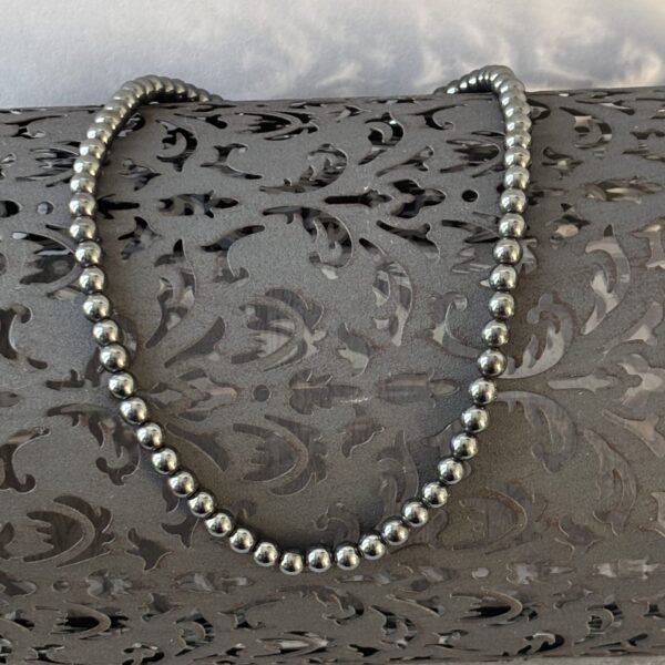 Collier perles naturelles hématite – pierre protectrice et vitalité