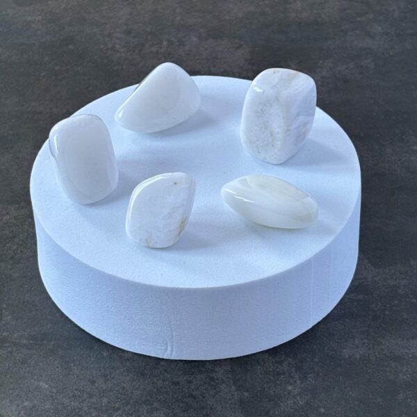 Cristal de Jade blanc – pierre de sérénité et d’intuition pour apaiser l’esprit