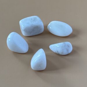 Jade blanc naturel – pierre de pureté, de paix intérieure et de protection spirituelle