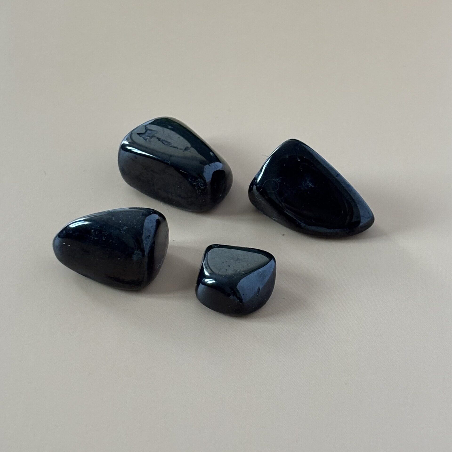 Jais naturel – pierre noire de protection, d’ancrage et de purification énergétique