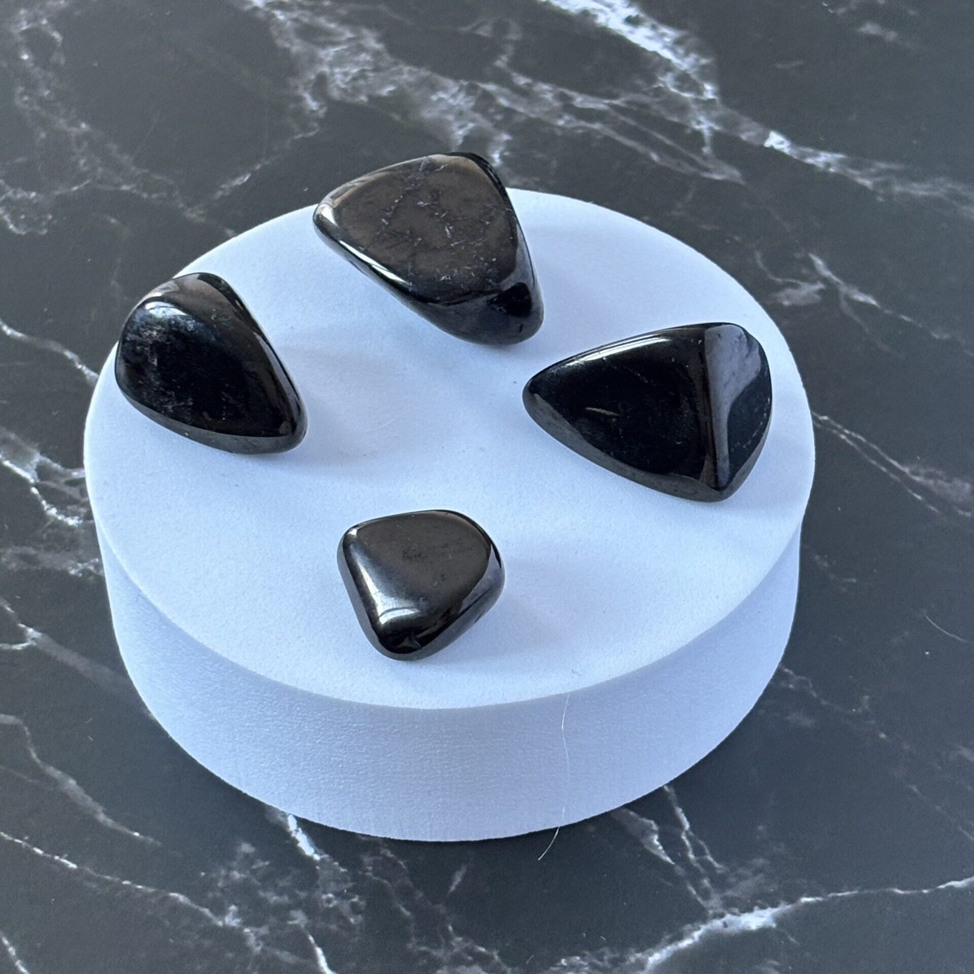 Jais poli – pierre protectrice utilisée depuis l’Antiquité pour ses vertus magiques