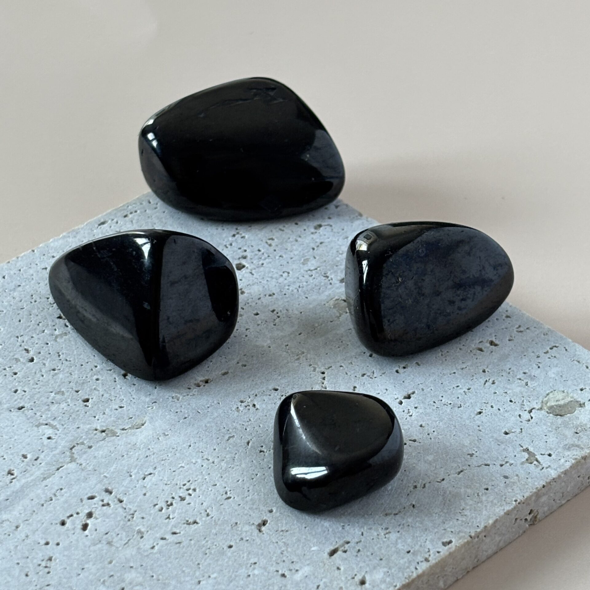 Pierre de Jais – absorbe les énergies négatives et calme les émotions intenses