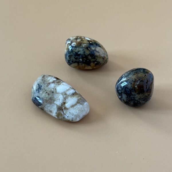 Merlinite naturelle – pierre mystique d’intuition, d’équilibre intérieur et de dualité