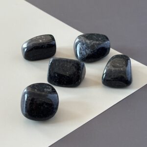 Nuumite naturelle – pierre noire de protection intense et d’ancrage profond