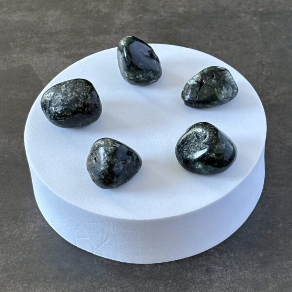Séraphinite naturelle – pierre de guérison spirituelle et d’élévation vibratoire