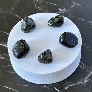 Séraphinite polie – pierre aux reflets célestes, ouverture du cœur et éveil intérieur