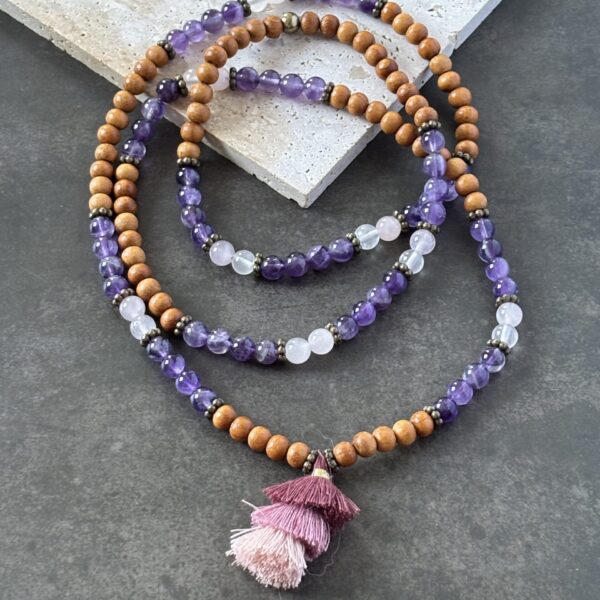 Collier perles améthyste chevron, quartz rose et bois exotique – équilibre émotionnel et style