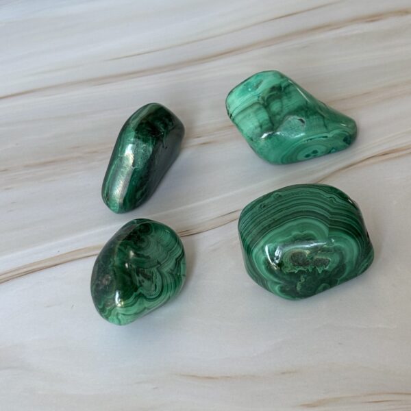 Malachite pierre roulée naturelle – protection et transformation
