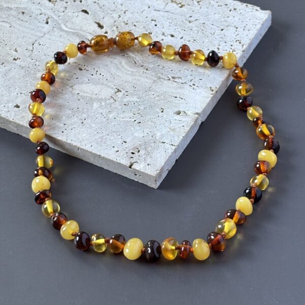 Collier en ambre bébé multicolore – soulagement naturel des poussées dentaires
