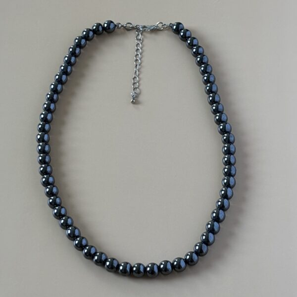 Bijou artisanal collier perles hématite – force et équilibre