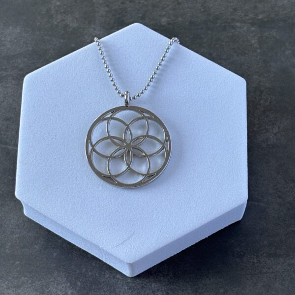 Pendentif Graine de Vie en cuivre argenté – bijou artisanal protection et harmonie