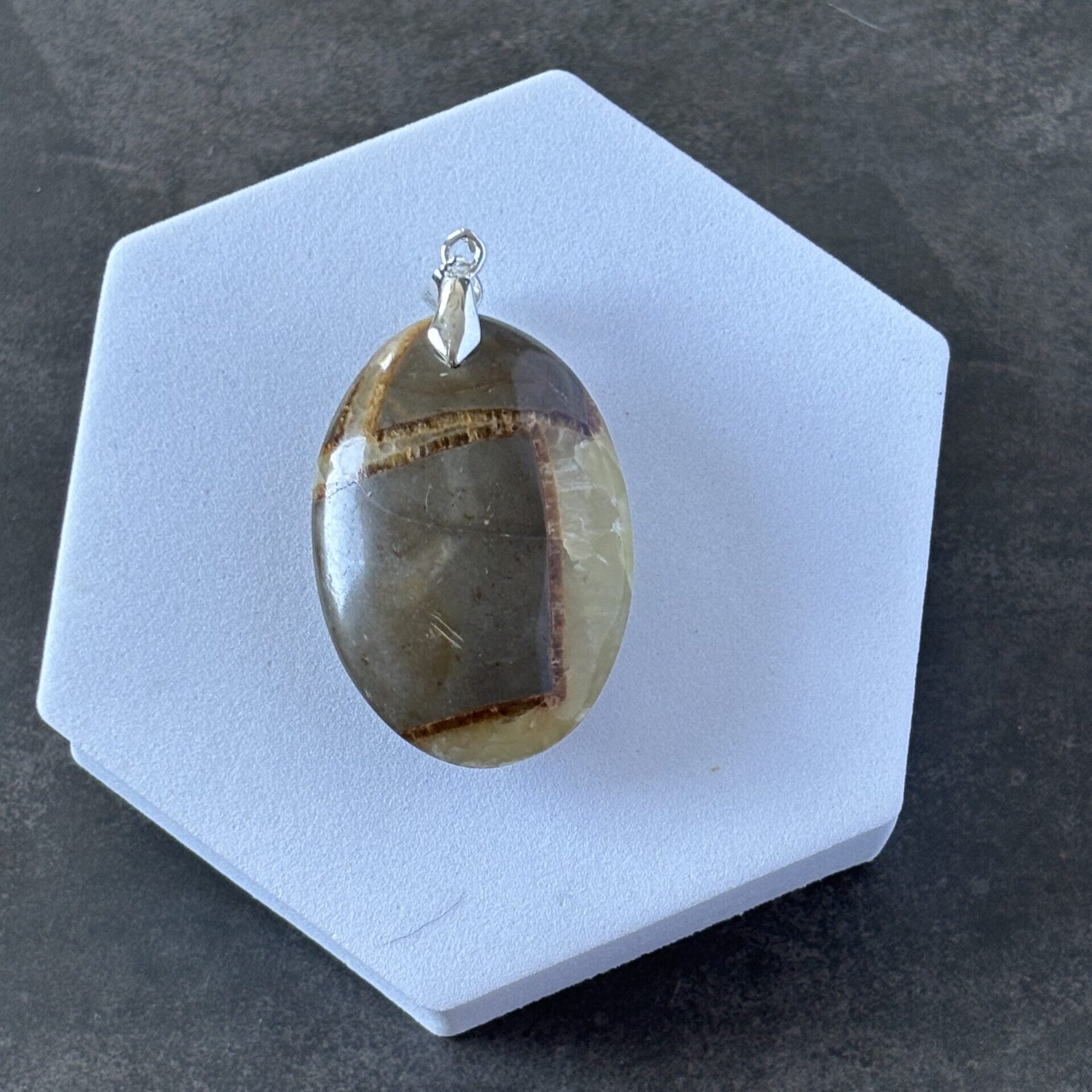 Bijou pendentif septaria rouge ovale – pierre naturelle de force et bien-être