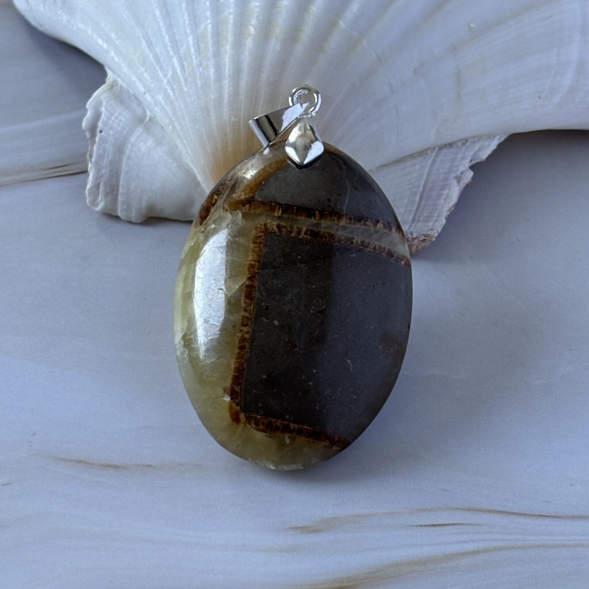 Septaria rouge pendentif ovale – bijou artisanal élégant et protecteur