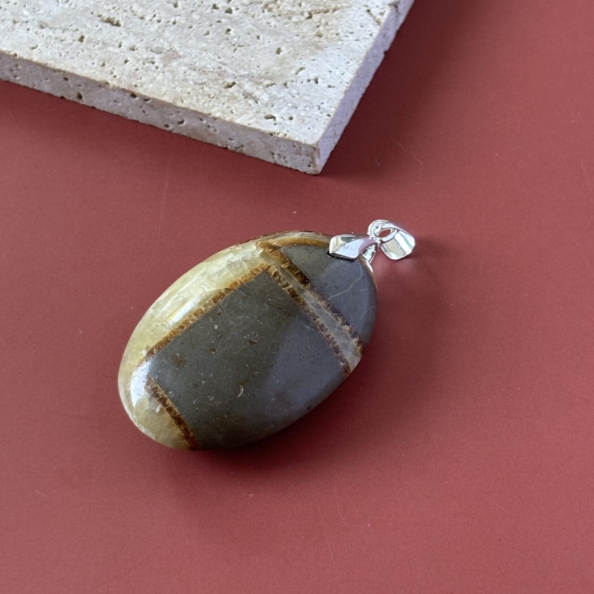 Pendentif septaria rouge forme ovale – pierre naturelle d’ancrage et énergie