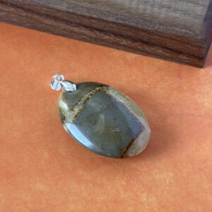 Pendentif en septaria rouge ovale – lithothérapie, vitalité et équilibre