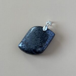 Hématite pendentif S – pierre naturelle protectrice et bijou raffiné