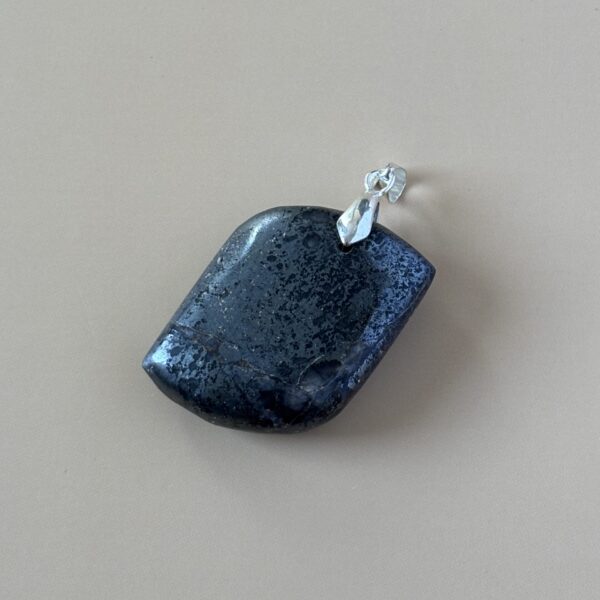 Hématite pendentif S – pierre naturelle protectrice et bijou raffiné
