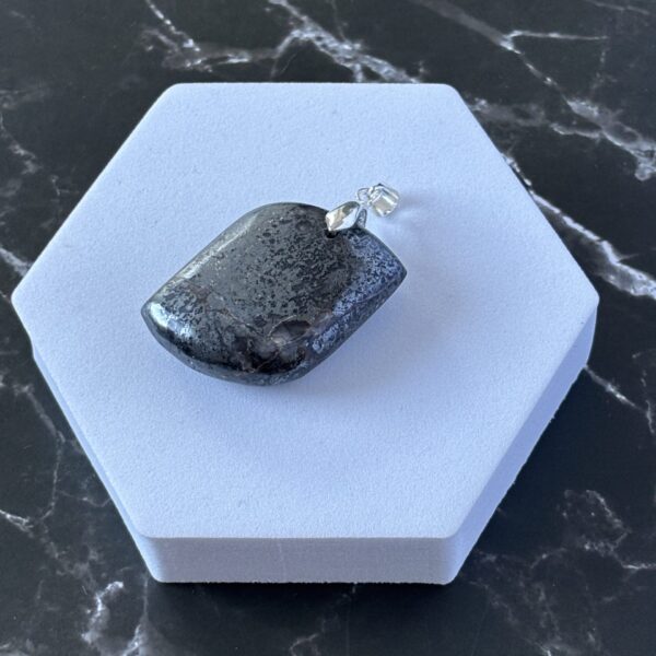 Pendentif hématite forme S – pierre naturelle de force et de protection