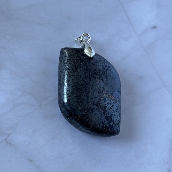 Pendentif en hématite S – pierre d’ancrage et de vitalité