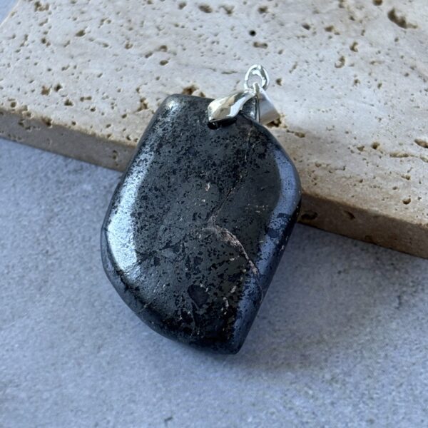Hématite pendentif en forme de S – bijou élégant et énergétique