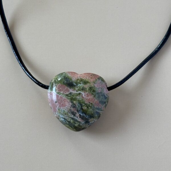 Pendentif en unakite cœur percé – pierre d’amour et de guérison émotionnelle