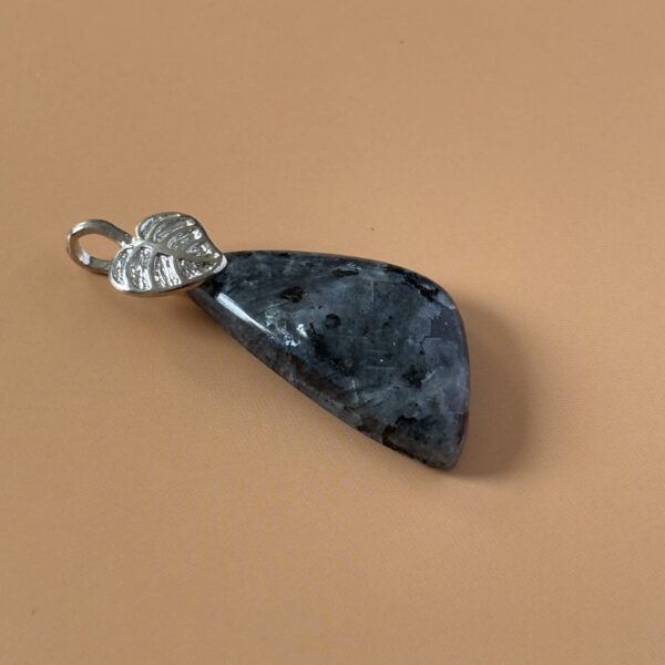 Bijou pendentif en pierre larvikite, accessoire énergétique et raffiné