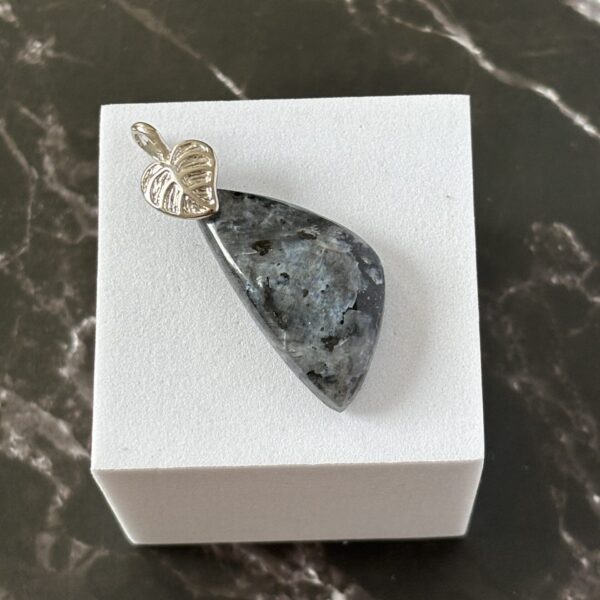 Collier pendentif pierre larvikite polie, bijou élégant artisanal