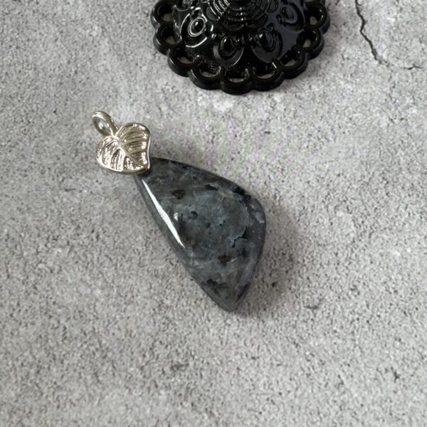 Pendentif en larvikite naturelle, bijou de protection et d’ancrage