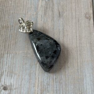 Pendentif larvikite grise, cristal de sagesse et de clarté