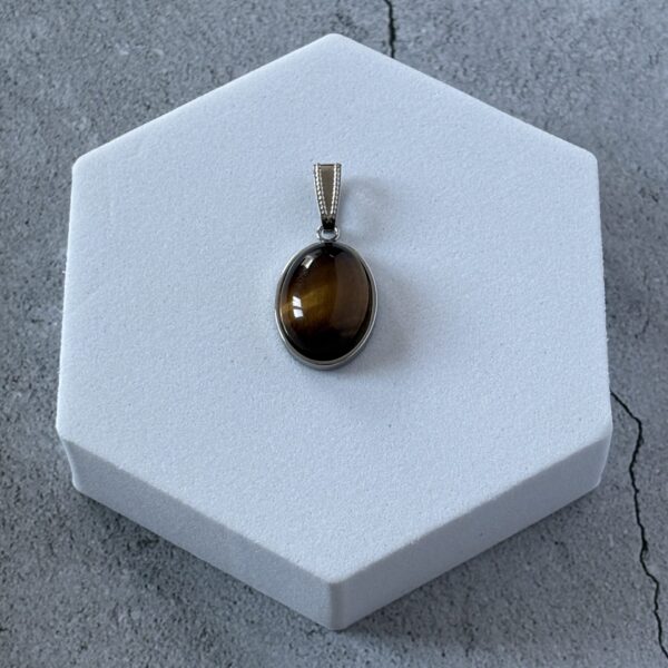 Pendentif en pierre œil de tigre cabochon poli