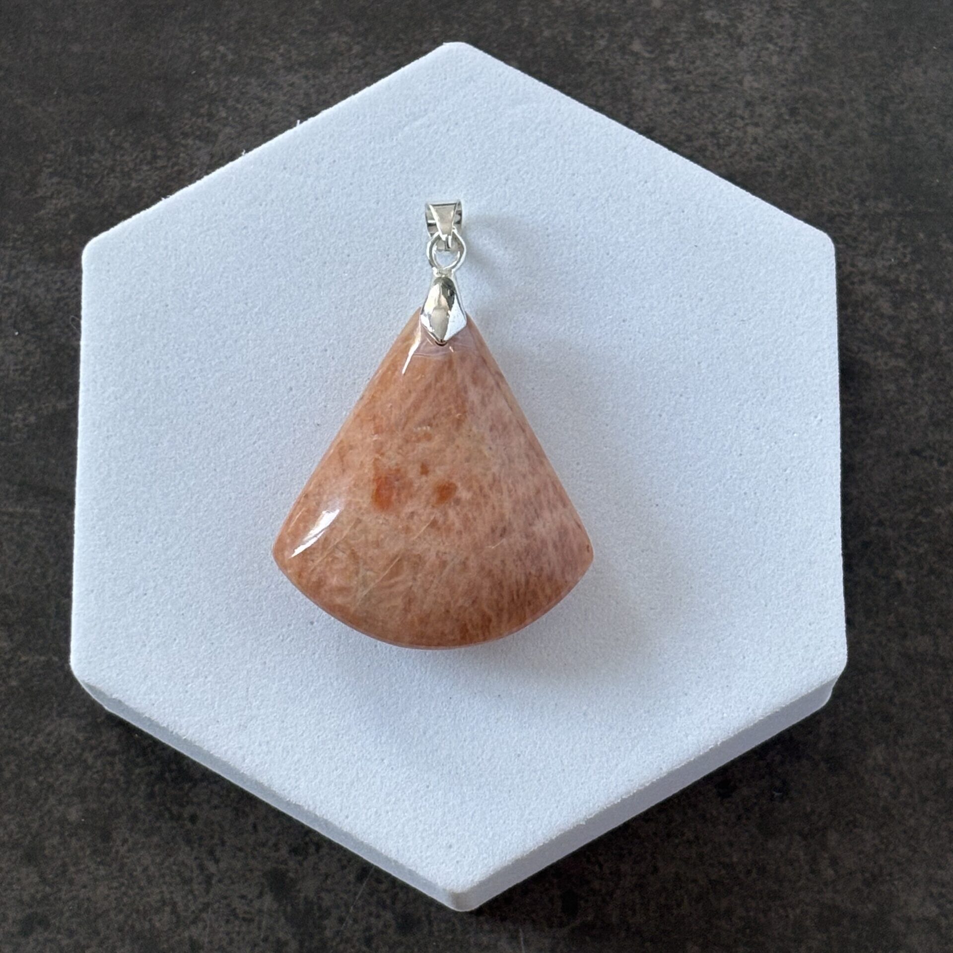 Bijou pendentif triangle pierre de soleil véritable