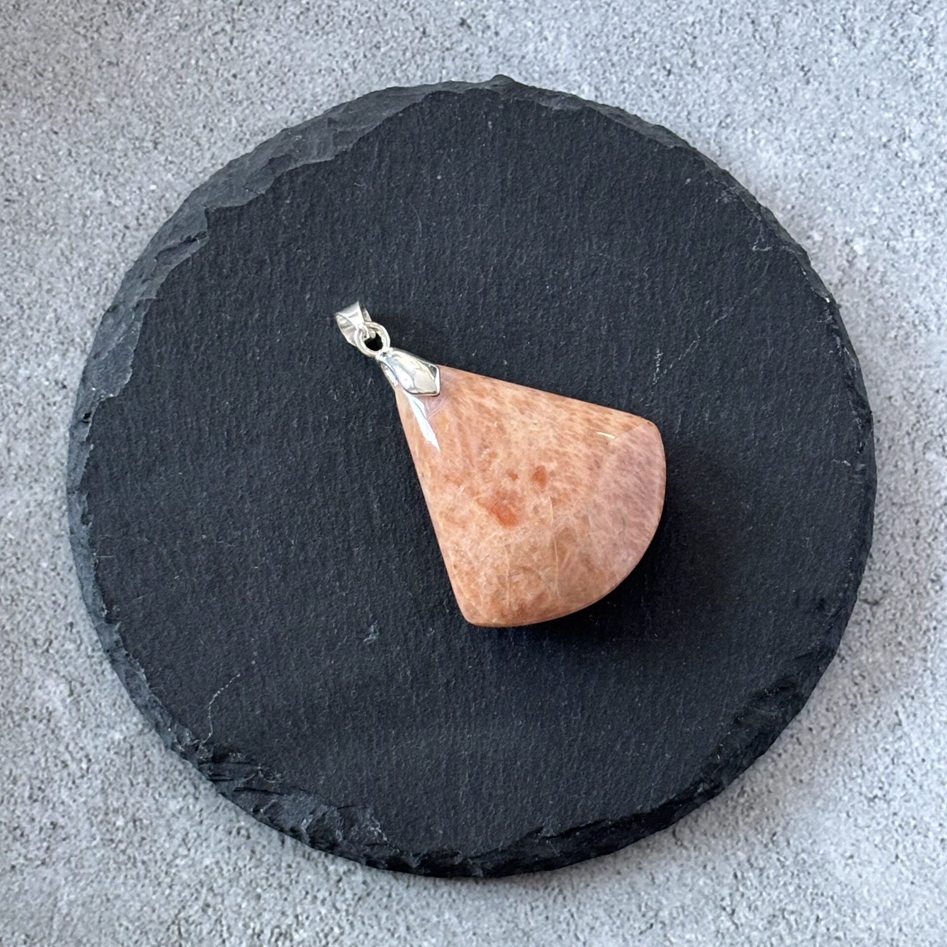 Pendentif géométrique triangle pierre de soleil