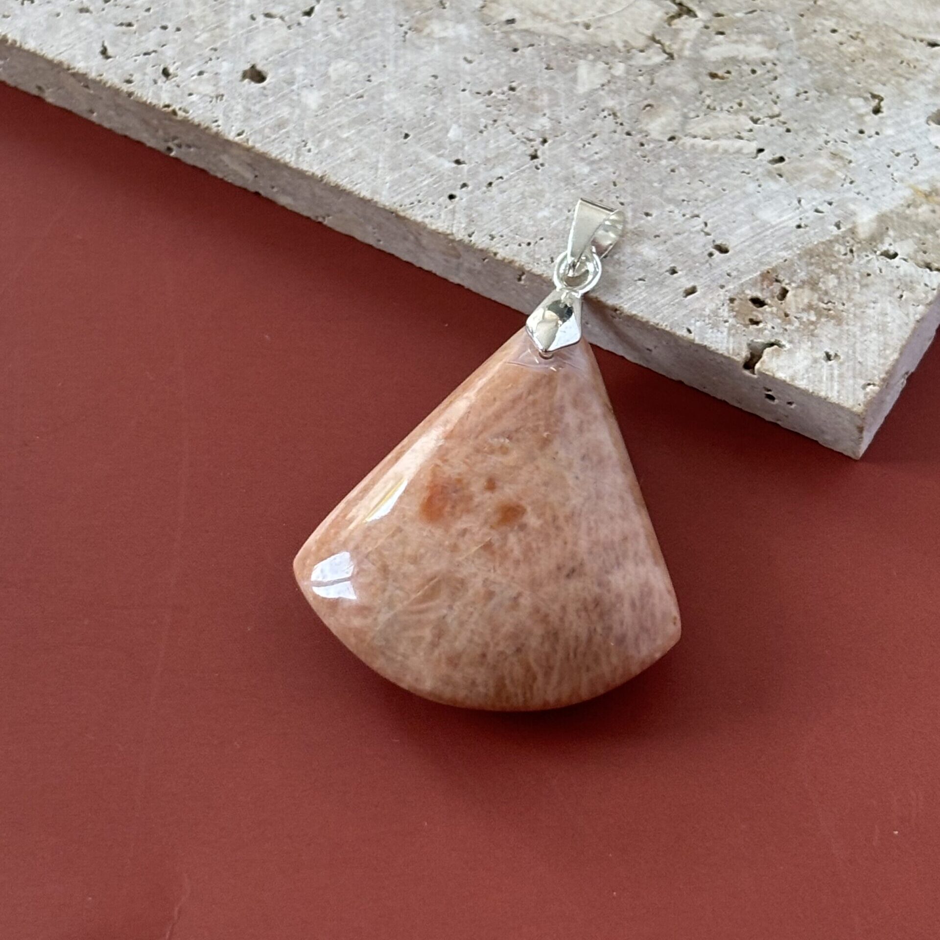 Pierre de soleil pendentif triangle lithothérapie