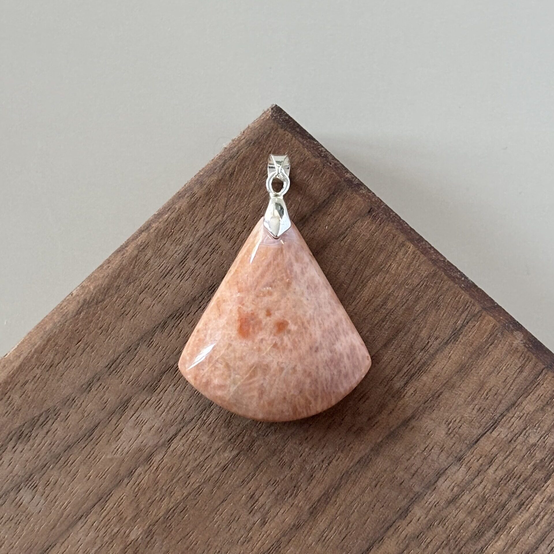 Pendentif triangle pierre de soleil naturelle