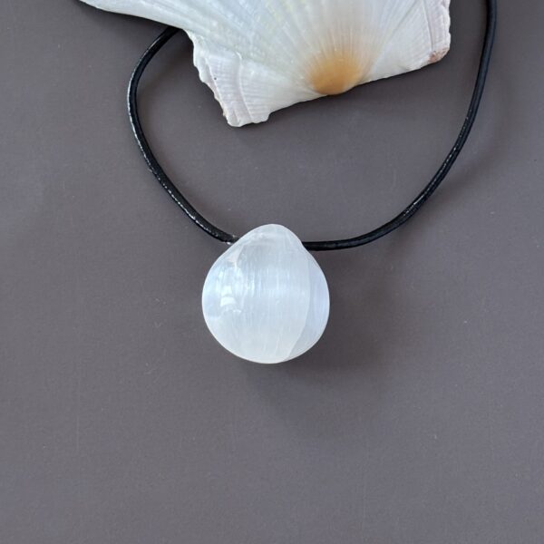 Bijou pendentif sélénite purification et clarté