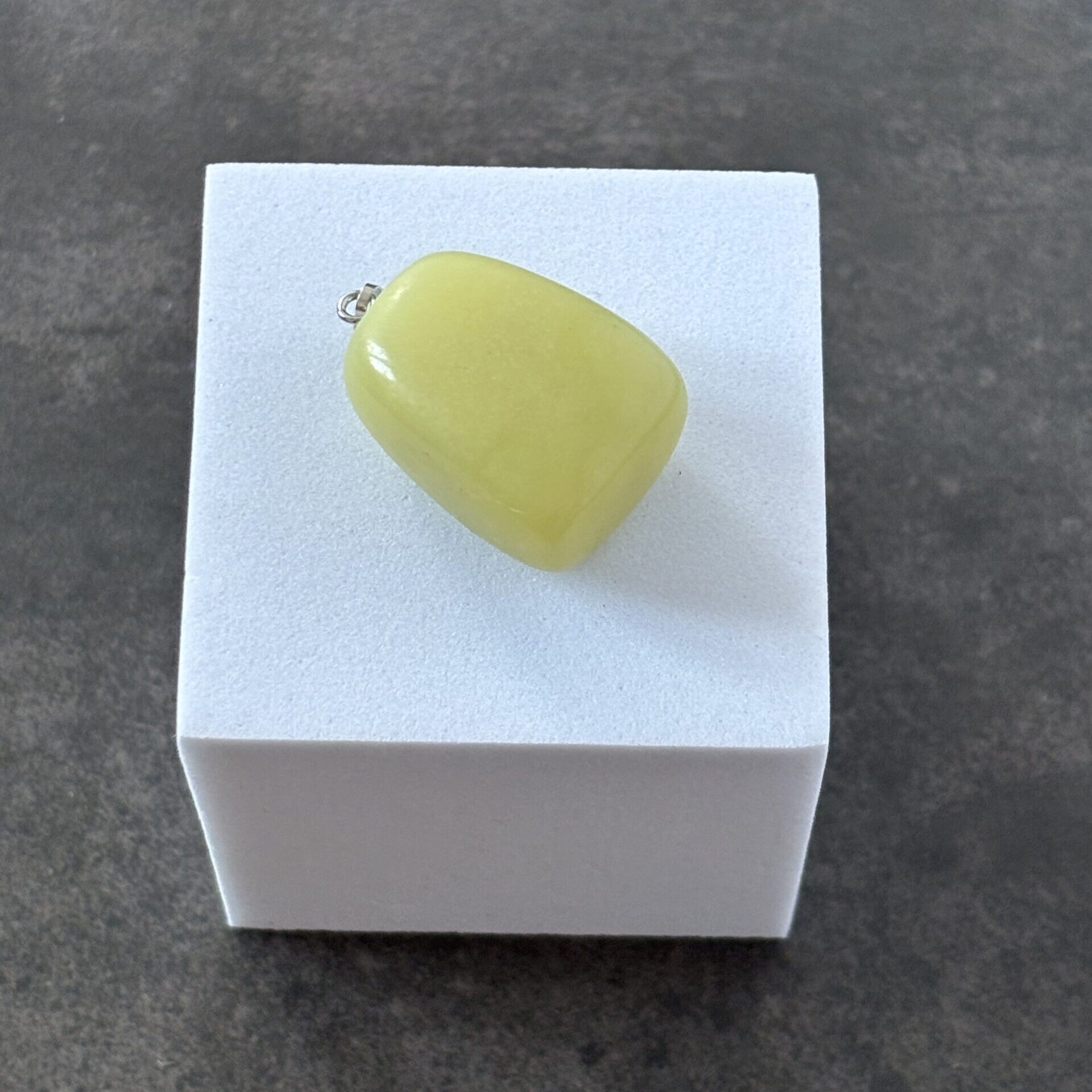 Pendentif pierre roulée jade serpentine ancrage