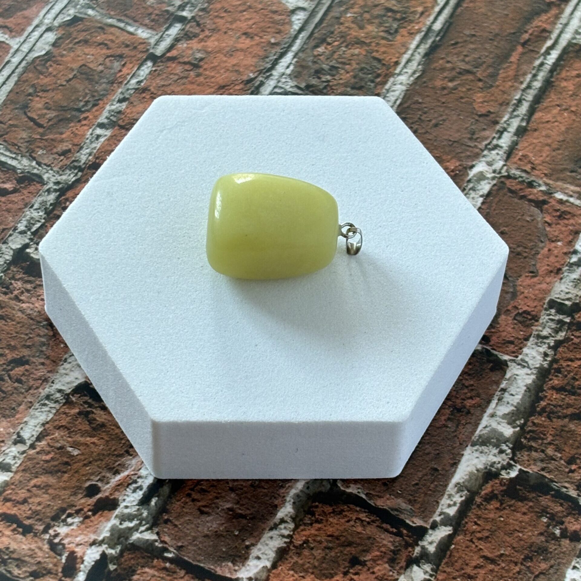 Jade serpentine pendentif pierre roulée équilibre