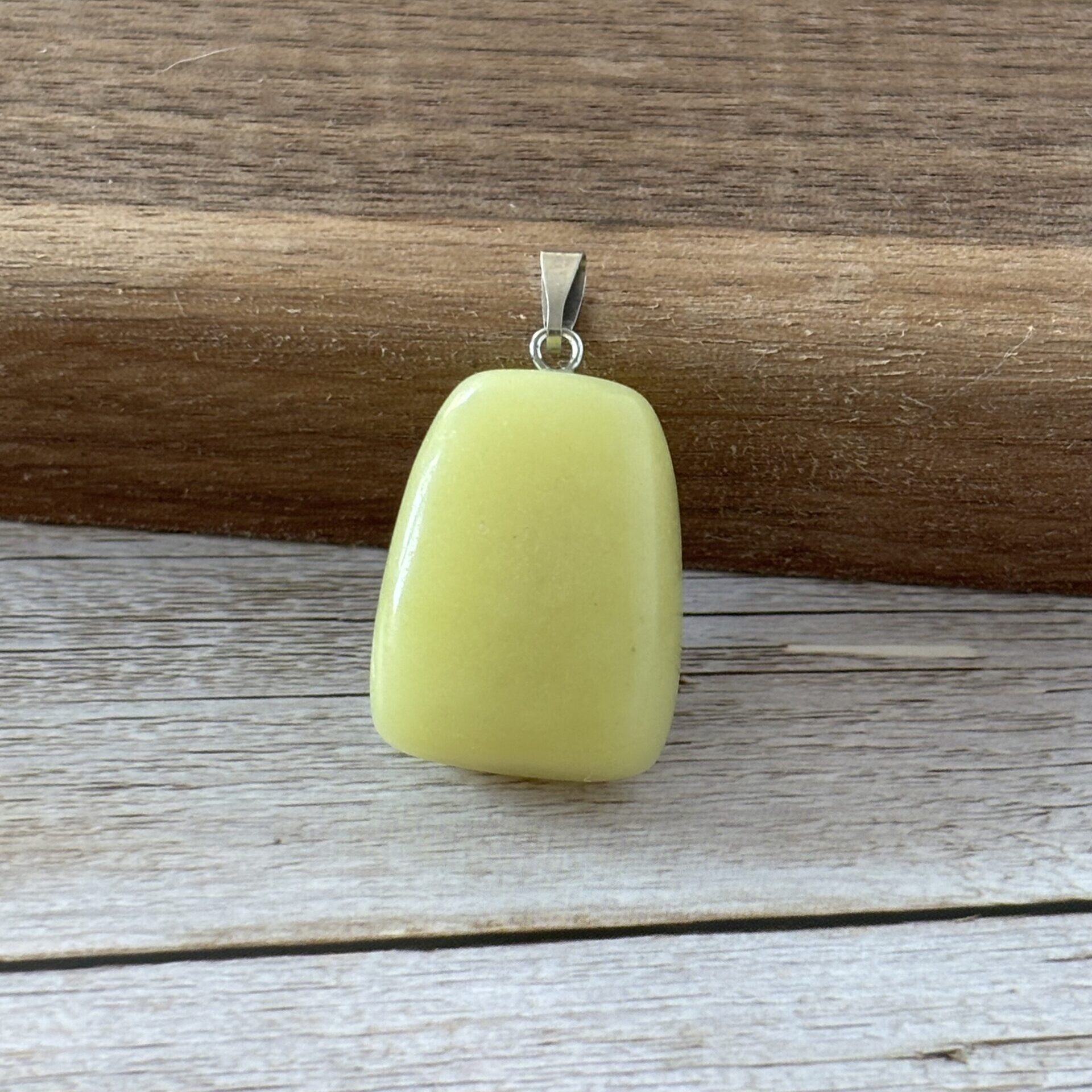 Pendentif jade serpentine pierre roulée protection