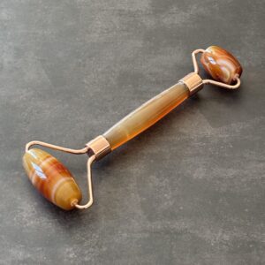 Rouleau facial cornaline pour soins de la peau et vitalité