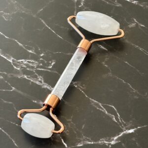 Accessoire bien-être : rouleau de massage en pierre de cristal de roche