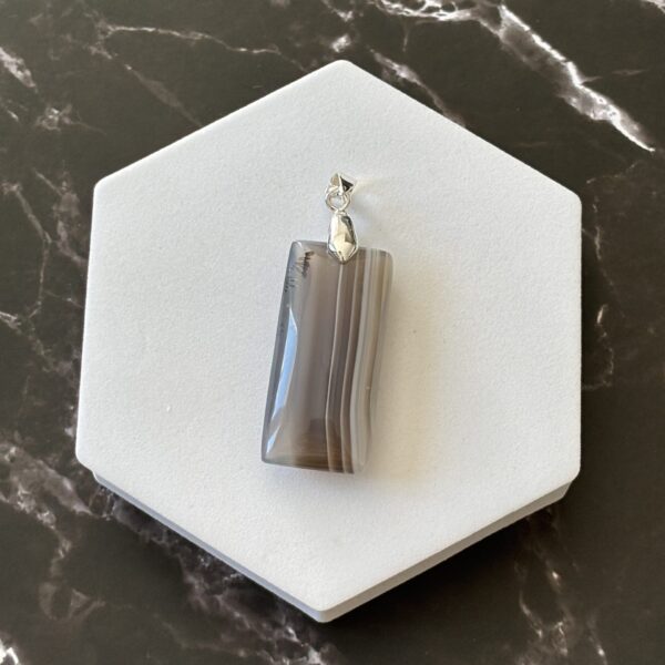 Bijou artisanal en agate rubanée polie forme rectangle