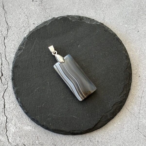 Pendentif rectangle en agate rubanée naturelle aux motifs uniques