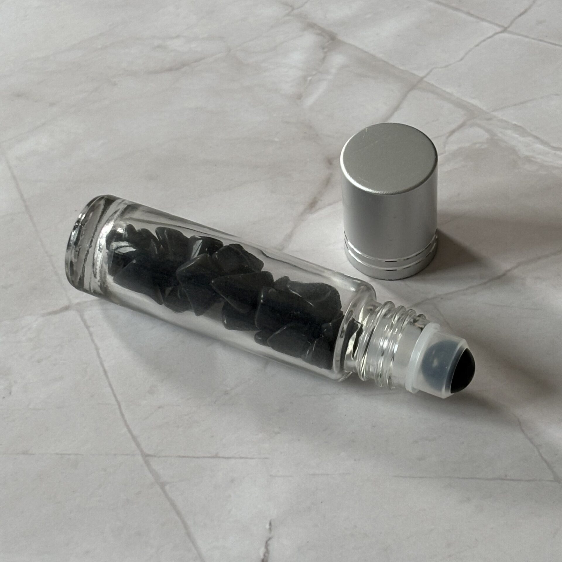 Accessoire beauté : roll'on obsidienne noire pour détente et éclat de la peau