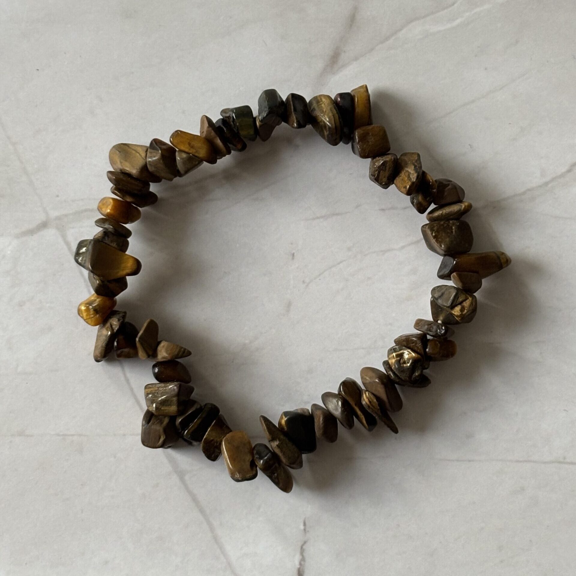 Bracelet en pierres chips œil de tigre couleur doré-brun