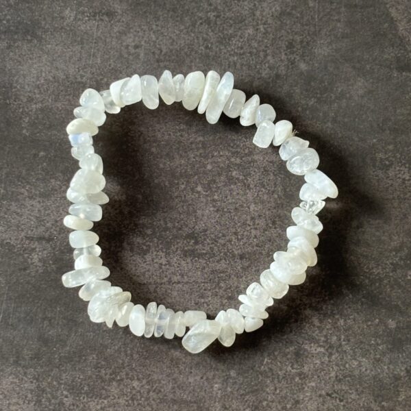 Bracelet chips pierre de lune naturelle pour bien-être et énergie