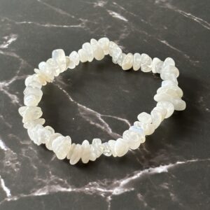 Bracelet pierre de lune chips bleu irisé pour création spirituelle