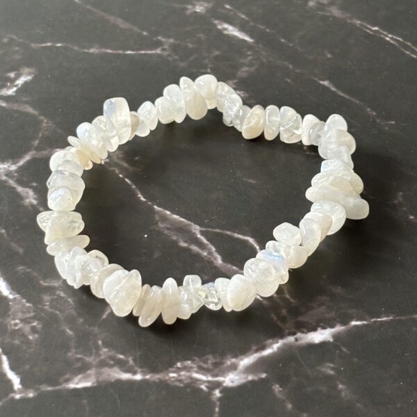 Bracelet pierre de lune chips bleu irisé pour création spirituelle